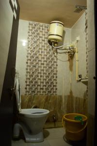 baño con aseo y cubo en la pared en Royal Heritage Guest House, en Jodhpur 39 fotos más