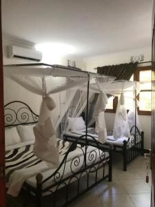 Boma la NgombeにあるLe Parlourの二段ベッド2組が備わる客室です。