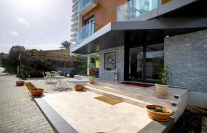un edificio con patio con piante in vaso di Hotel Sun a Lefkosa Turk