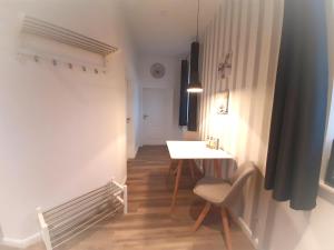 ein kleines Zimmer mit einem Tisch und einem Stuhl in der Unterkunft Gemütliche Ferienwohnung Soltau in Soltau