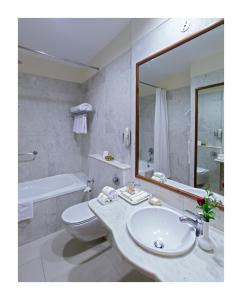 y baño con lavabo, aseo y espejo. en Clarks Amer, en Jaipur