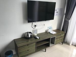 ラウブにあるRock Mountainの壁に薄型テレビ(木製ドレッサー付)