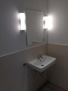 La salle de bains est pourvue d'un lavabo et d'un miroir. dans l'établissement Hotel Post Viernheim UG, à Viernheim