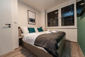 Postel nebo postele na pokoji v ubytování Apartments 4u: KAMPUS Hradec Králové