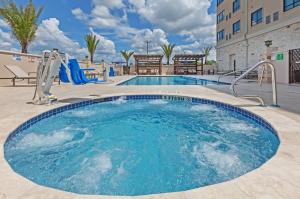 uma piscina com escorrega num resort em Holiday Inn Houston NE-Bush Airport Area, an IHG Hotel em Humble