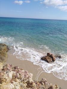 サンタ・マルゲリータ・ディ・プーラにあるAbbaecheluの晴れた日の岩と海のビーチ