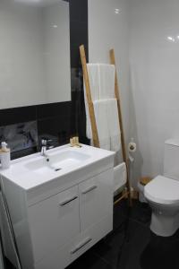 y baño con lavabo blanco y aseo. en Duque de Loulé - Apartments - Apartamento E, en São Martinho do Porto