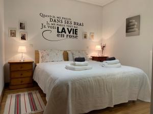 a bedroom with a bed with two pillows on it at La Vie en Rose Piso en el centro in Briviesca