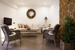 a living room with a couch and two chairs at Casa Del Rey in Priego de Córdoba