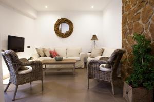 プリエゴ・デ・コルドバにあるCasa Del Reyのリビングルーム(ソファ、椅子2脚付)