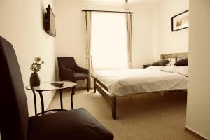 Un pat sau paturi într-o cameră la Restaurace Hotel Praha