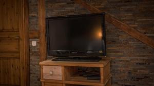 a computer monitor and keyboard on a wooden table at Loftwohnung 3 Bergeblick in Ettringen