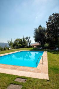 吉馬良斯的住宿－Quinta De Cima De Eiriz，一座房子的院子内的游泳池