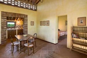 a kitchen and dining room with a table and chairs at Villa Ponte in Ponte dʼArbia