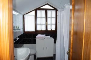 Koupelna v ubytování Casa La Tablía, un chalet familiar para disfrutar de Cantabria + 31 fotografií
