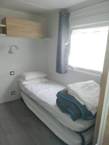 Postel nebo postele na pokoji v ubytování MH 6-8p - tt équipé - WIFI inclus - camping 4e bord de lac