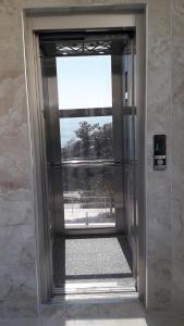 una puerta abierta a una habitación con ventana en Hotel Royal, en Alanya