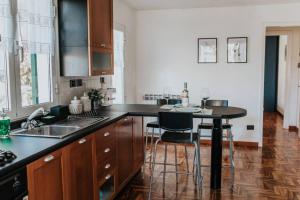 een keuken met een tafel en stoelen erin bij La Vivagna - Casa vista mare tra gli ulivi in Leivi