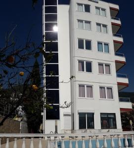 un edificio blanco alto con muchas ventanas en Hotel Royal, en Alanya