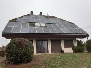 una casa con paneles solares encima en Vándor Szálló, en Kecskemét