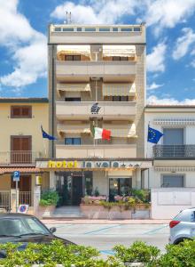 un hotel con un coche aparcado delante de él en Hotel La Vela, en Lido di Camaiore