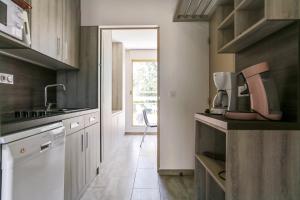 a kitchen with a sink and a counter at Résidence Pierre & Vacances La Corniche d'or in Boulouris-sur-Mer