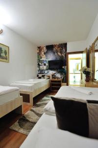 Habitación de hotel con 2 camas y TV en Motel Edem, en Mostar