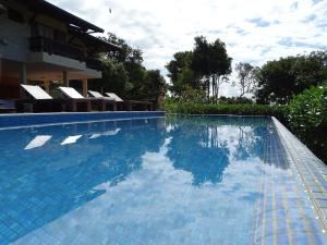 בריכת השחייה שנמצאת ב-Mirante Ai Que Lindo Casa Charmosa para temporada או באזור