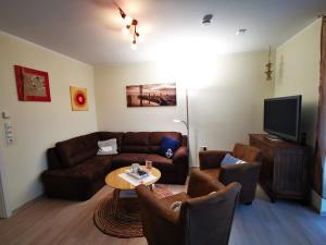 ein Wohnzimmer mit einem Sofa und einem Tisch in der Unterkunft Memmert in Horumersiel