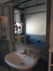 bagno con lavandino e specchio di lady casa a Brindisi