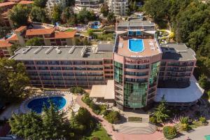 an overhead view of a hotel with a swimming pool at Hotel Lilia in Golden Sands