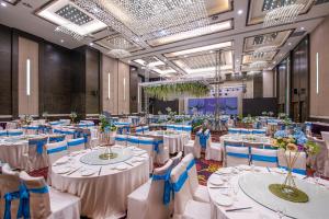 A restaurant or other place to eat at Holiday Inn Panjin Aqua City, an IHG Hotel