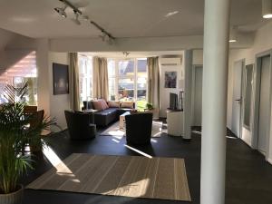 a living room with a couch and a table at Résidence la Pyramide in Oberhaslach