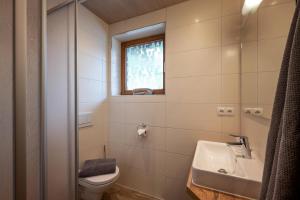 Koupelna v ubytování Pension Kumbichlhof + 23 fotografií