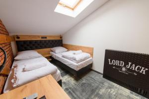 Posteľ alebo postele v izbe v ubytovaní Lord Jack Apartments