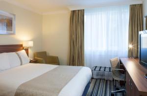 Un pat sau paturi într-o cameră la Holiday Inn Ipswich, an IHG Hotel