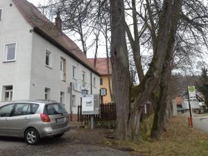 Srebrny samochód zaparkowany przed domem w obiekcie Grüner Baum Nürnberg Brunn w Norymberdze