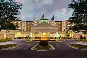 une représentation de l'avant d'un hôtel dans l'établissement Holiday Inn Indianapolis North-Carmel, an IHG Hotel, à Carmel