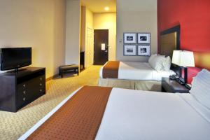 Łóżko lub łóżka w pokoju w obiekcie Holiday Inn Killeen Fort Hood, an IHG Hotel