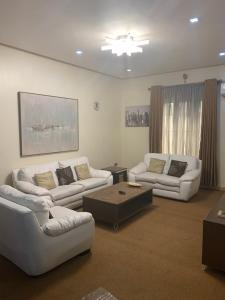 Ruang duduk di Greens Manor VI