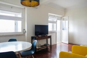 リスボンにあるBarao Apartment by Trip2Portugalのリビングルーム(テーブル、テレビ付)