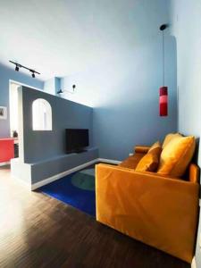sala de estar con sofá y TV en Ceruleo apartment, en Milán