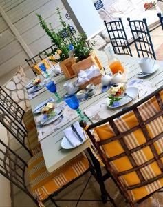 una mesa con platos de comida encima en Bergview Guesthouse Swellendam en Swellendam