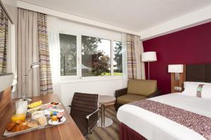 Postel nebo postele na pokoji v ubytování Holiday Inn Lille Ouest Englos by IHG