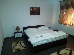 Un pat sau paturi într-o cameră la Pensiunea GuestHouse