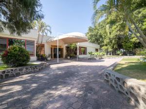 a house with a walkway in front of a building at Hotel Teques Palace in Xoxocotla