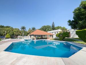 a swimming pool at a resort with a gazebo at Hotel Teques Palace in Xoxocotla