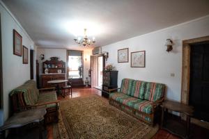 een woonkamer met een bank en een tafel bij Quinta Do Sobreiro in Vila Verde