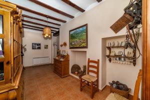 pasillo con mesa y silla en una habitación en Terra Blanca del Benicadell, en Beniatjar