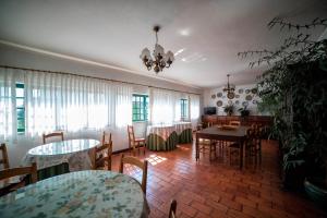 uma sala de jantar com mesa e cadeiras em Quinta Do Sobreiro em Vila Verde